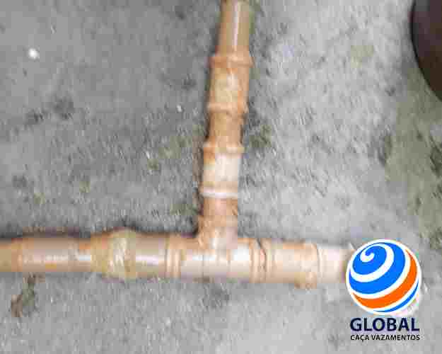 Serviço profissional de infiltração de água conta