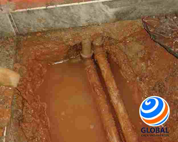 Encanador profissional para vazamentos de água em teto, parede, coluna e subsolo